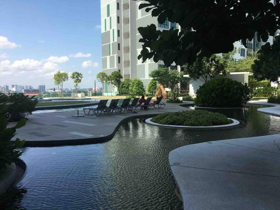 Homenest Jb City Poolview Suite By Cozy Home Johor Bahru Exterior photo